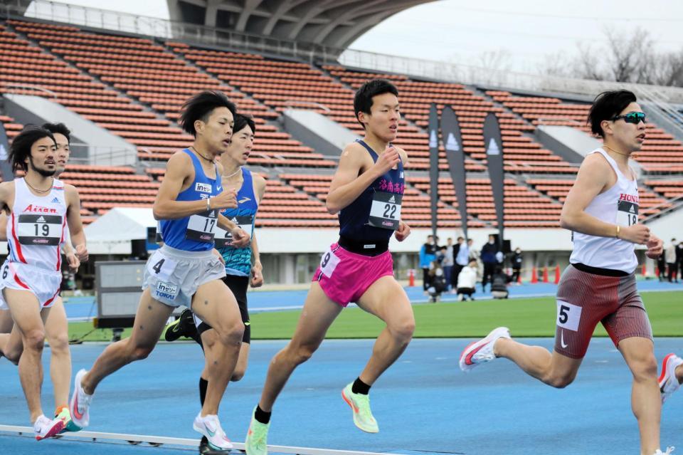 　男子１５００メートルで力走する佐藤（右から２人目）