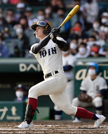 　国学院久我山-大阪桐蔭　６回表大阪桐蔭無死一塁、松尾が左越えに２ランを放つ＝甲子園