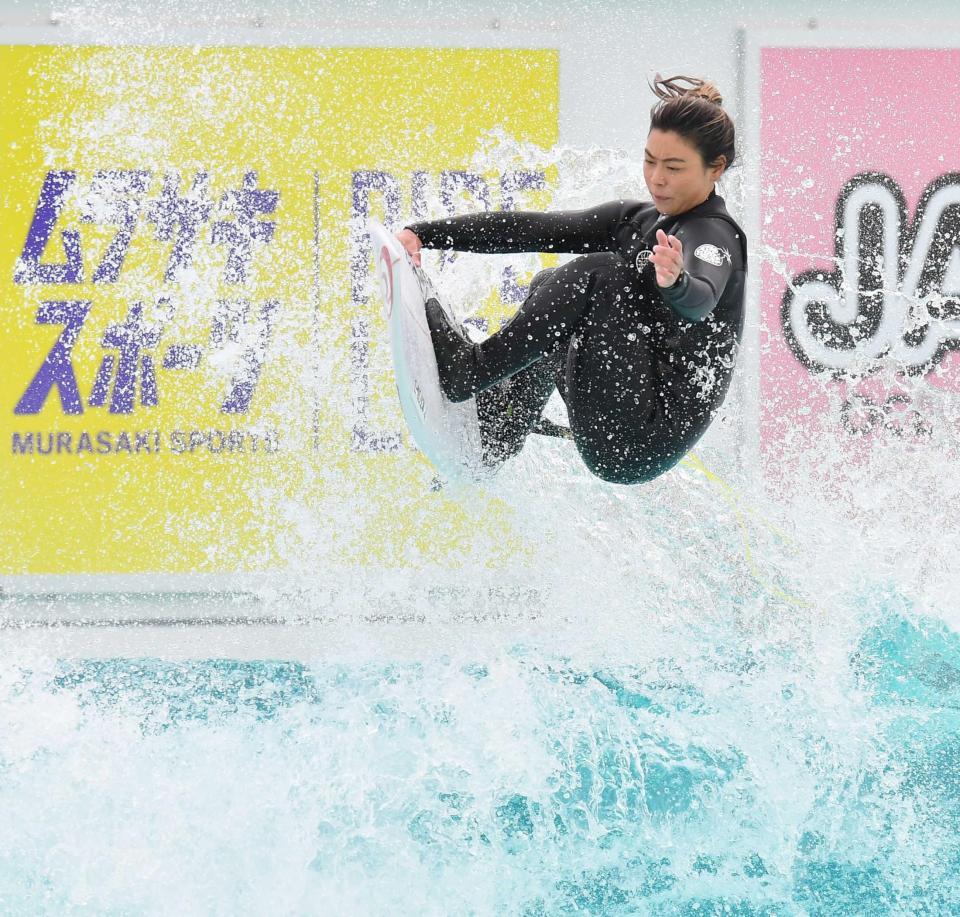 　前日練習で空中技に挑む都筑有夢路（撮影・西岡正）