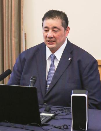 　日本相撲協会の新理事となり、オンラインで記者会見する佐渡ケ嶽親方＝３０日、東京都内（同協会提供）