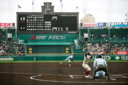 　甲子園球場で始まった第９４回選抜高校野球大会決勝の近江-大阪桐蔭戦＝３１日午後