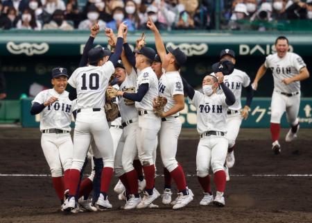 　第９４回選抜高校野球大会決勝で近江を破り、４年ぶり４度目の優勝を果たして喜ぶ大阪桐蔭ナイン＝３１日、甲子園球場