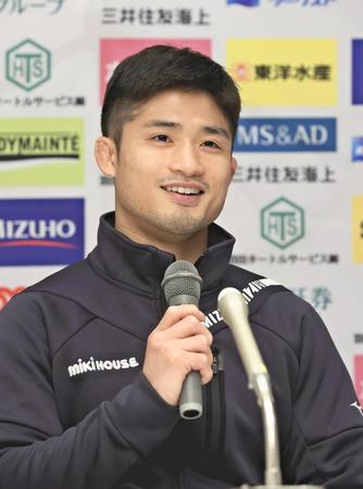 大会前日、記者会見に臨む丸山城志郎選手＝代表撮影