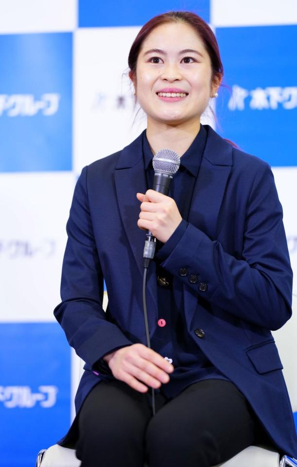 　会見する宮原知子（提供写真）