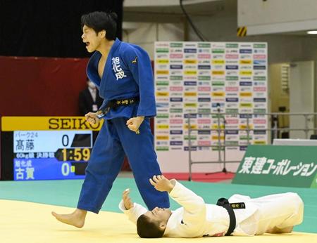 優勝し、雄たけびを上げる古賀（左）