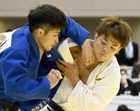 激しい攻防を繰り広げる丸山（左）と阿部