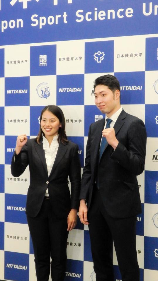 日体大大学院の入学式に参加した（右から）萩野公介さん、清水咲子さん