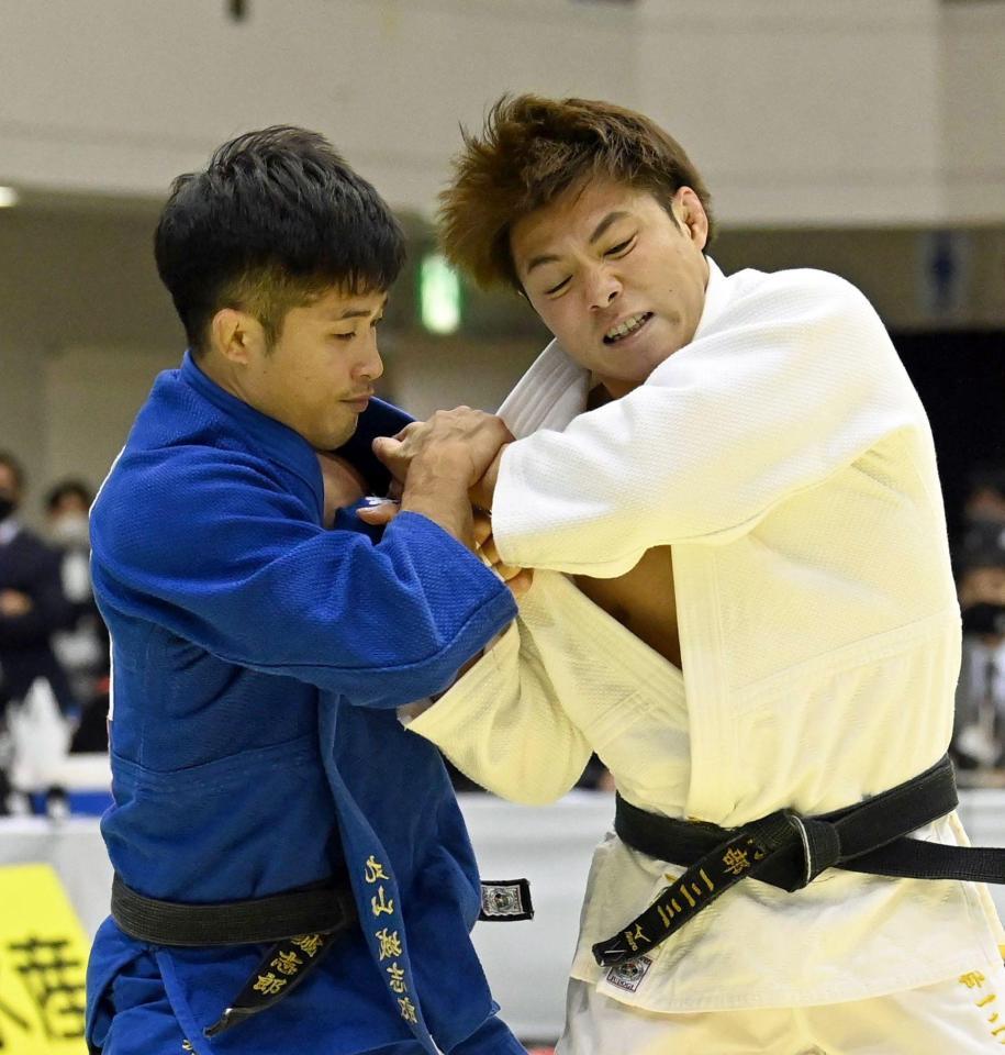 激しい攻防を繰り広げる丸山（左）と阿部