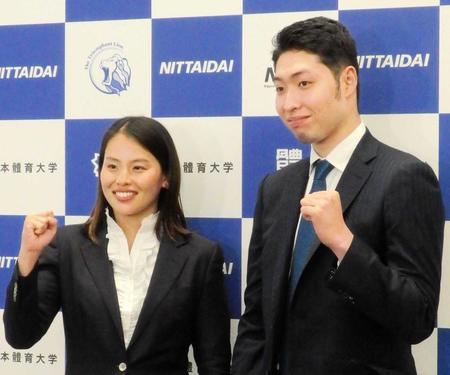 　日体大大学院の入学式に参加した萩野公介さん（右）と清水咲子さん