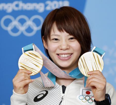 　２０１８年２月、平昌冬季五輪のスピードスケート女子の団体追い抜きとマススタートで獲得した二つの金メダルを手に笑顔の高木菜那（共同）