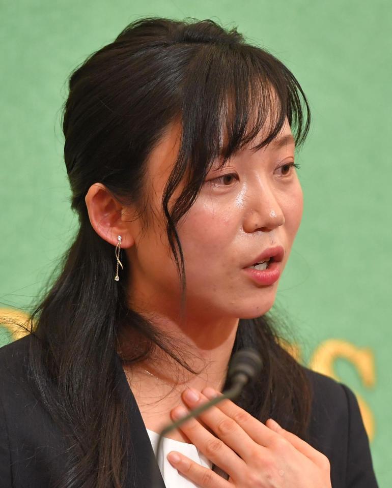 　姉・奈那からもらったイヤリングについて語る高木美帆（撮影・出月俊成）