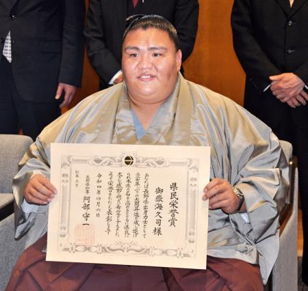　長野県民栄誉賞の贈呈式に出席し、表彰状を手にする大関御嶽海＝６日、長野県庁