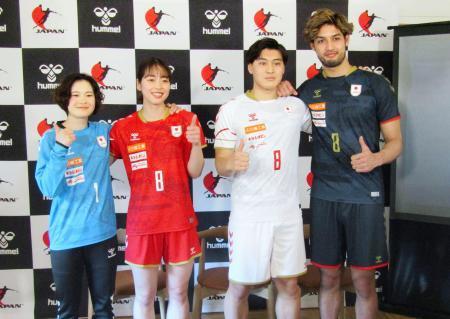 　新ユニホームを発表したハンドボール日本代表の中山佳穂（左から２人目）、部井久アダム勇樹（右端）ら＝８日、東京都内