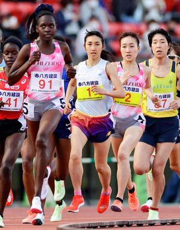 　女子５０００メートルで日本人トップの６位に入った田中希実（中央）