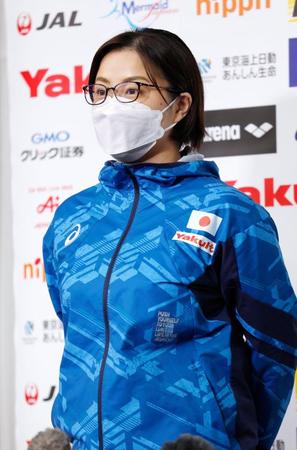 　練習後、取材に応じる中島貴子ヘッドコーチ＝東京辰巳国際水泳場