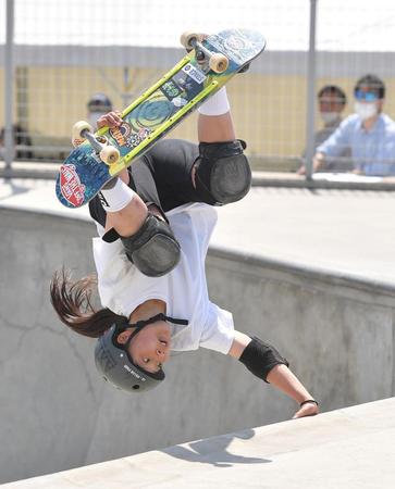 　「第１回マイナビスケートボード日本オープン」パーク女子決勝３回目で演技する草木ひなの（撮影・伊藤笙子）