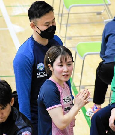 　アジア大会代表選考会で優勝し、中沢コーチ（奥）らから祝福を受ける平野美宇