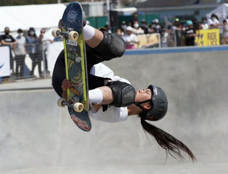 　女子パークで優勝した草木ひなの＝鵠沼海浜公園スケートパーク