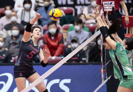 　ＪＴ-久光　第４セット、スパイクを決める久光・井上愛（左）＝静岡県草薙総合運動場体育館