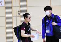 　木原に敗れ、松崎コーチ（右）と話し込む伊藤美誠