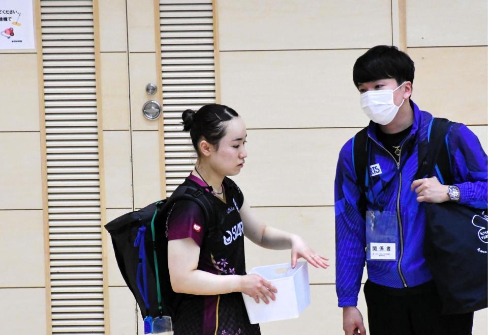 　木原に敗れ、松崎コーチ（右）と話し込む伊藤美誠