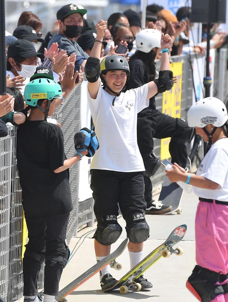 　「第１回マイナビスケートボード日本オープン」パーク女子決勝３回目で１位になり、喜ぶ草木ひなの（中央）＝撮影・伊藤笙子