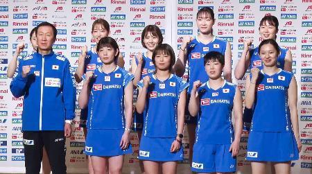 　バドミントンの女子ユーバー杯の日本代表に選ばれ、ポーズをとる山口茜（前列右から２人目）ら＝１２日