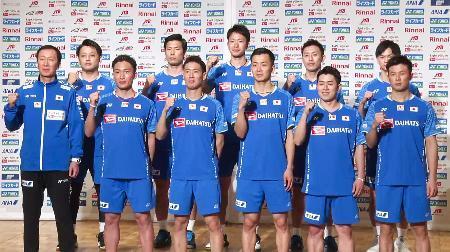 　バドミントンの男子トマス杯の日本代表に選ばれ、ポーズをとる桃田賢斗（前列左から２人目）ら＝１２日