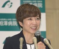 　記者会見に臨む小平奈緒