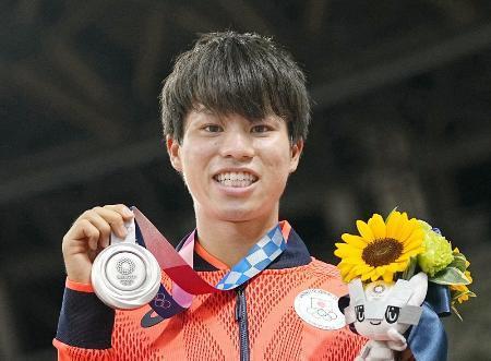 　２１年８月、東京五輪男子２０キロ競歩の表彰式を終え、銀メダルを手に笑顔を見せる池田向希＝国立競技場
