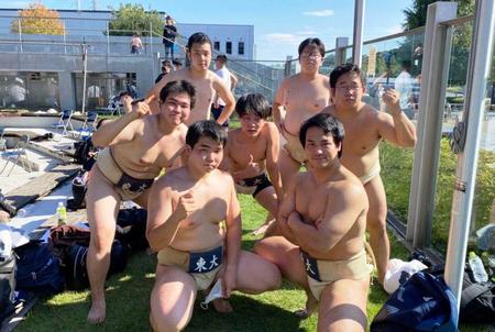 　東京大相撲部の仲間たちと記念撮影する須山さん（前列右）＝２１年１０月（本人提供）