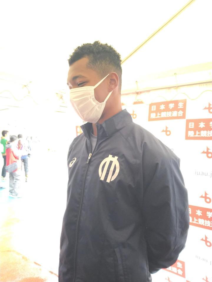 　取材に応じる村竹ラシッド＝神奈川県・レモンガススタジアム平塚 