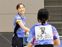 　交流イベントで子供に卓球を指導する石川佳純（奥）
