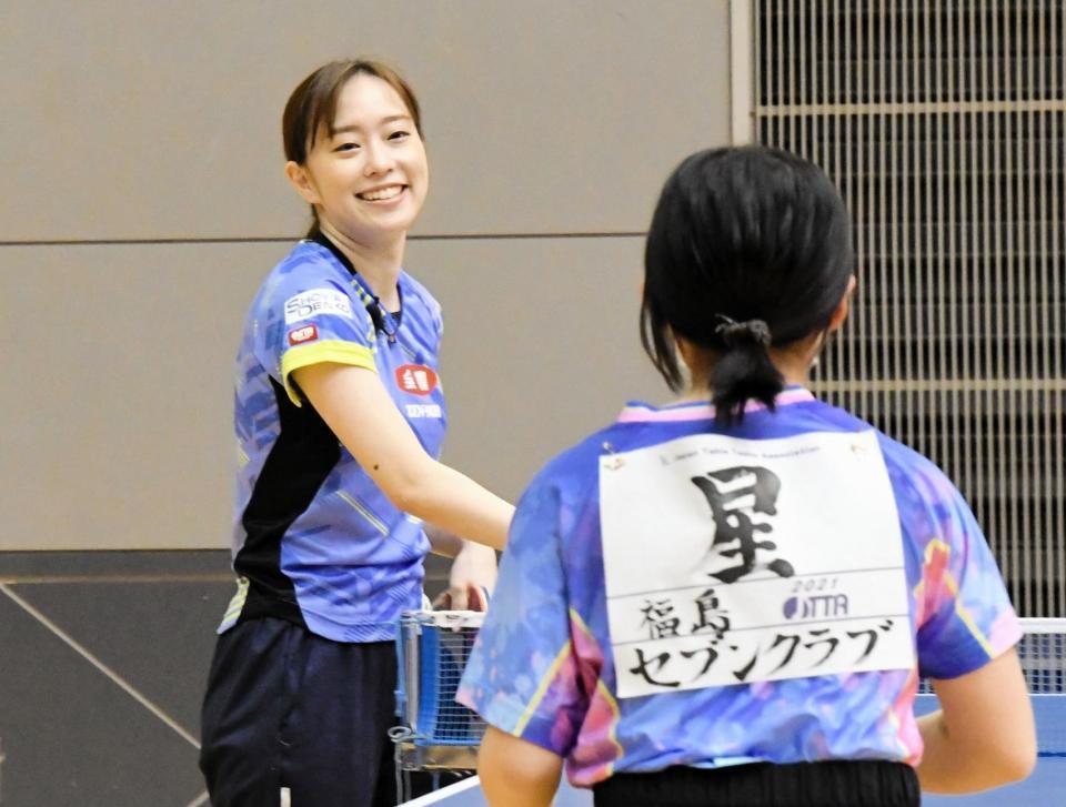 　交流イベントで子供に卓球を指導する石川佳純（奥）