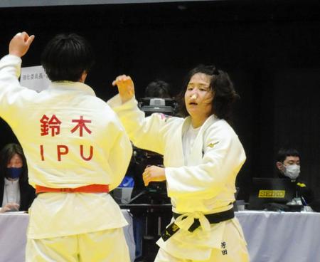 体重無差別の全日本女子選手権２回戦で、鼻から出血しながらも延長戦を制した芳田司（右）