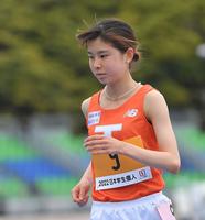 女子５０００ｍ最下位に沈み、引き上げる拓大・不破聖衣来＝神奈川・レモンガススタジアム平塚（撮影・伊藤笙子）