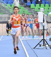 女子５０００ｍを走る拓大・不破聖衣来（手前）。奥にいるのは先頭集団＝神奈川・レモンガススタジアム平塚（撮影・伊藤笙子）