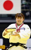 　柔道の全日本女子選手権で２年ぶり２度目の優勝を果たし、皇后杯を手に笑顔を見せる冨田若春（代表撮影）