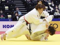 　決勝戦で橋本朱未（下）を攻める冨田若春（代表撮影）