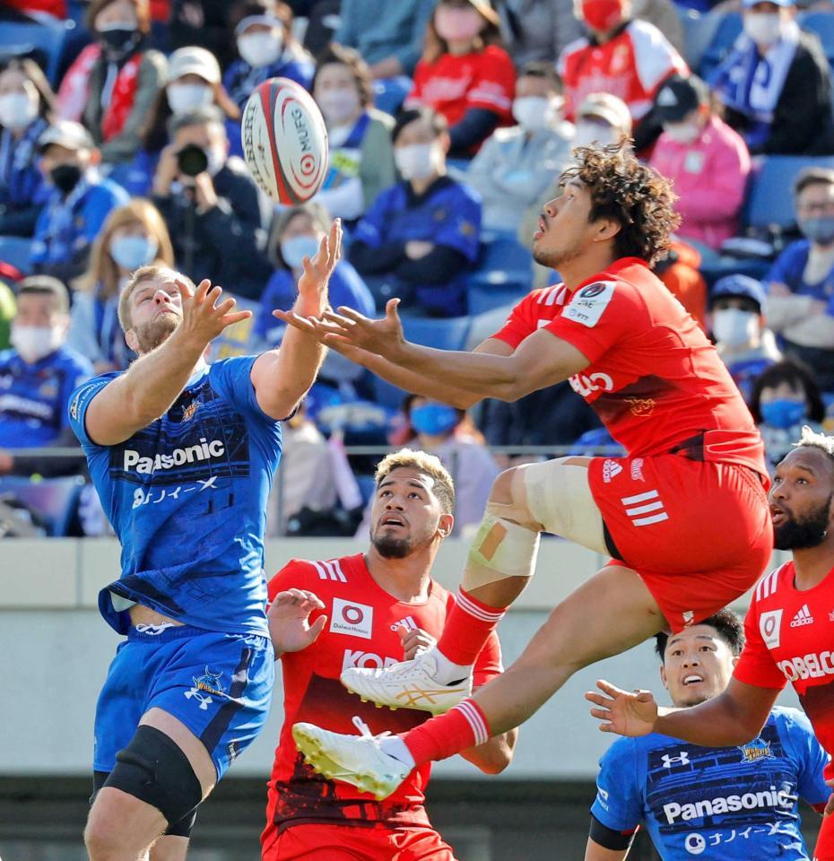 　後半、空中で競り合う埼玉・クルーズ（左）と神戸・山中