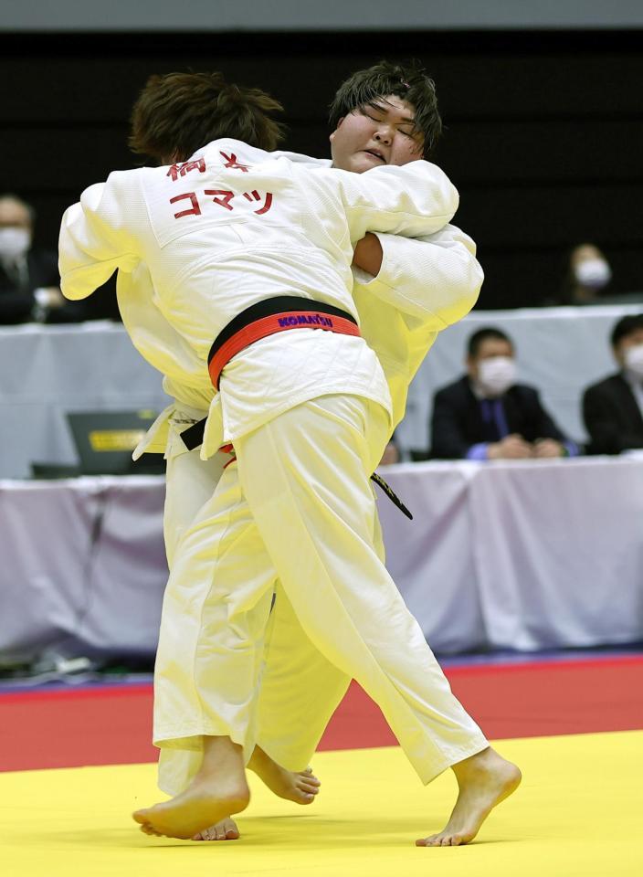 　準決勝で橋本朱未（手前）に攻められる朝比奈沙羅（代表撮影）