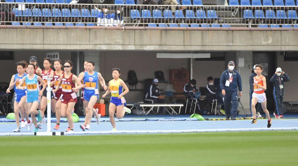 　女子５０００ｍで序盤から遅れる拓大・不破（右端）