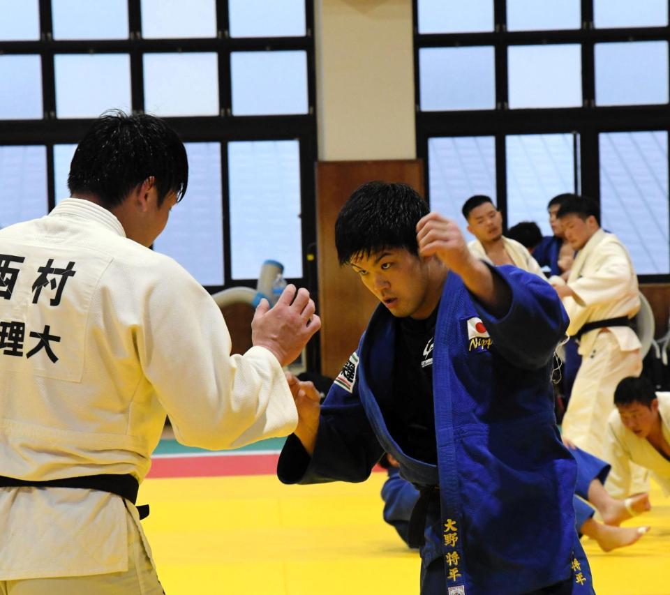 　全日本選手権に向けて、１００キロ級の選手と乱取りを行う大野将平（右）＝奈良・天理大