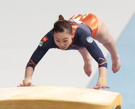 女子予選で跳馬の演技をする宮川紗江