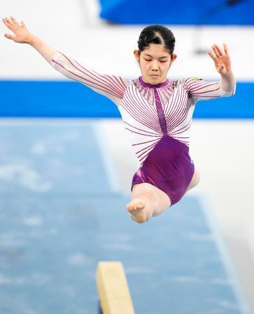 　女子個人総合決勝　笠原有彩の平均台＝東京体育館