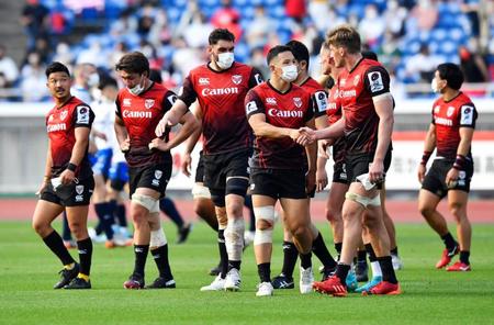 　埼玉に敗れ、あいさつに向かう横浜フィフティーン