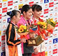 　初優勝し、表彰台で笑顔を見せる笠原有彩（左は２位・宮田笙子、右は３位・山田千遥）＝撮影・西岡正