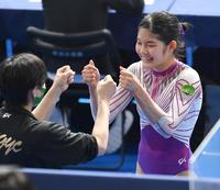 　最後の演技を終えて、関係者とグータッチを交わす笠原有彩（撮影・西岡正）