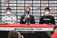 　試合後の記者会見に出席した（左から）埼玉のディラン・ライリー、ロビー・ディーンズＨＣ、坂手淳史