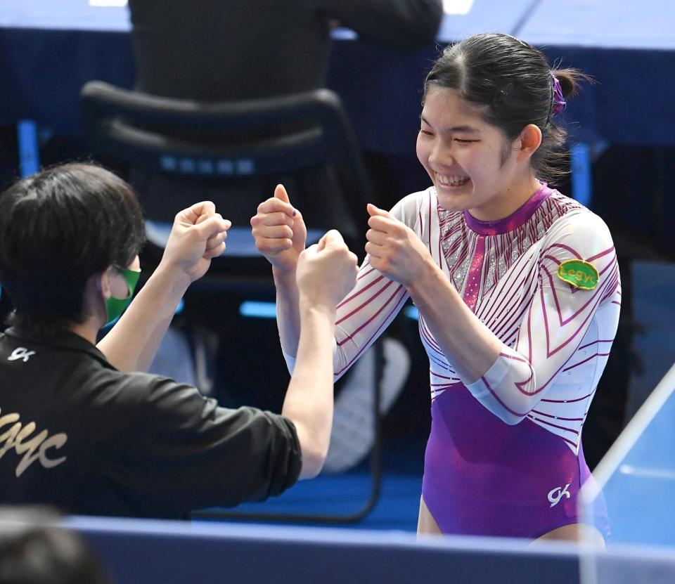 　最後の演技を終えて、関係者とグータッチを交わす笠原有彩（撮影・西岡正）